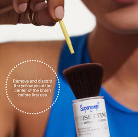 Application de la poudre Supergoop! sur le visage