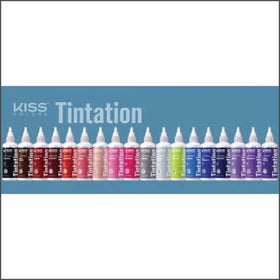 Application de la teinture Red By Kiss sur des cheveux