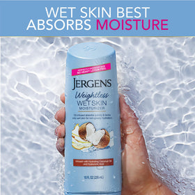 Application de lotion Jergens sur la peau après la douche