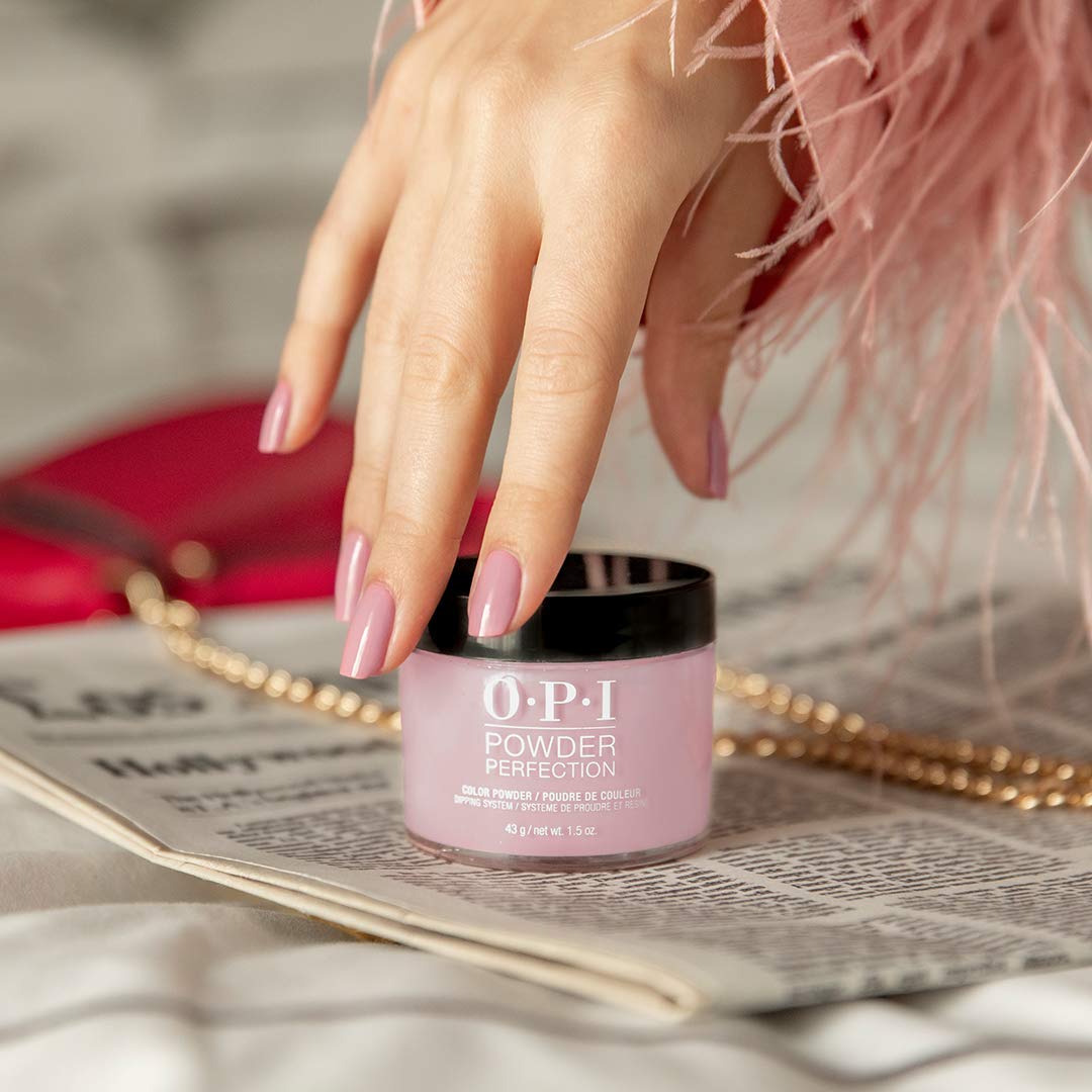 Application de OPI Powder Perfection Top Coat sur des ongles