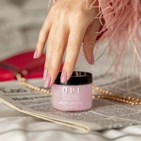 Application de OPI Powder Perfection Top Coat sur des ongles
