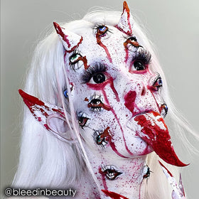 Application de peinture de visage avec éponge humide