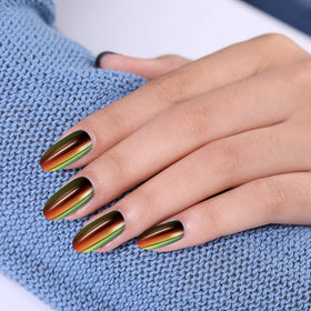 Application de poudre à ongles avec pinceau