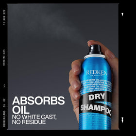 Application de Redken Shampoo Sec Profond Nettoyant sur des cheveux