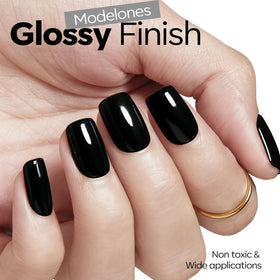 Application de vernis à ongles gel noir modelones sur des ongles