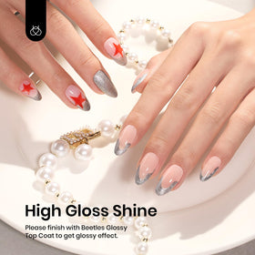 application de vernis à ongles gel pailleté beetles sur des ongles