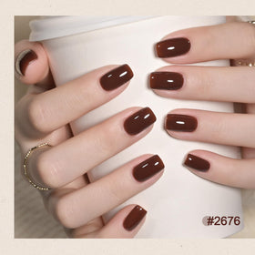 Application de vernis à ongles gel sous lumière UV