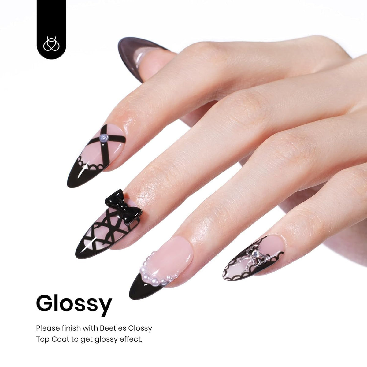 Application de vernis à ongles noir beetles sur des ongles naturels