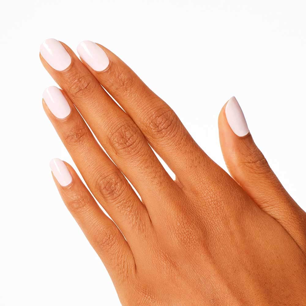 Application de vernis à ongles OPI Lisbon Wants Moor sur des ongles