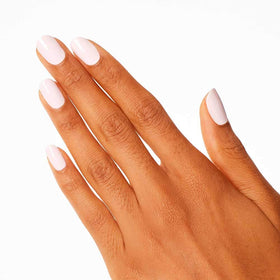 Application de vernis à ongles OPI Lisbon Wants Moor sur des ongles