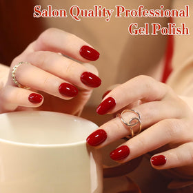 Application de vernis gel Brick Burgundy sur les ongles