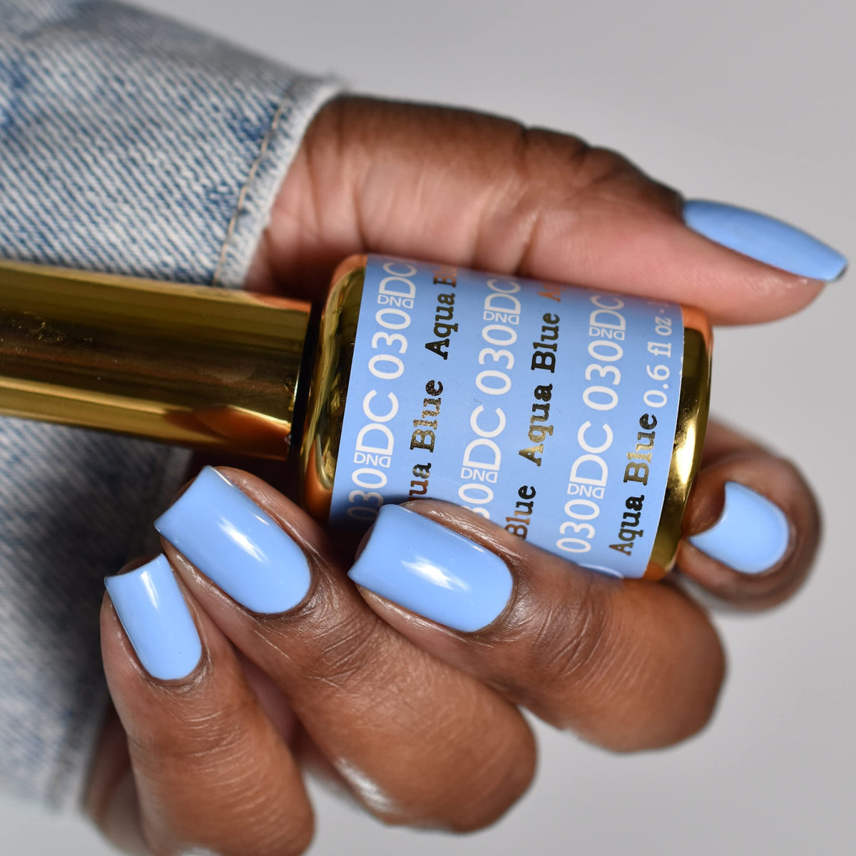 Application de vernis gel DAISY DND Aqua Blue sur des ongles