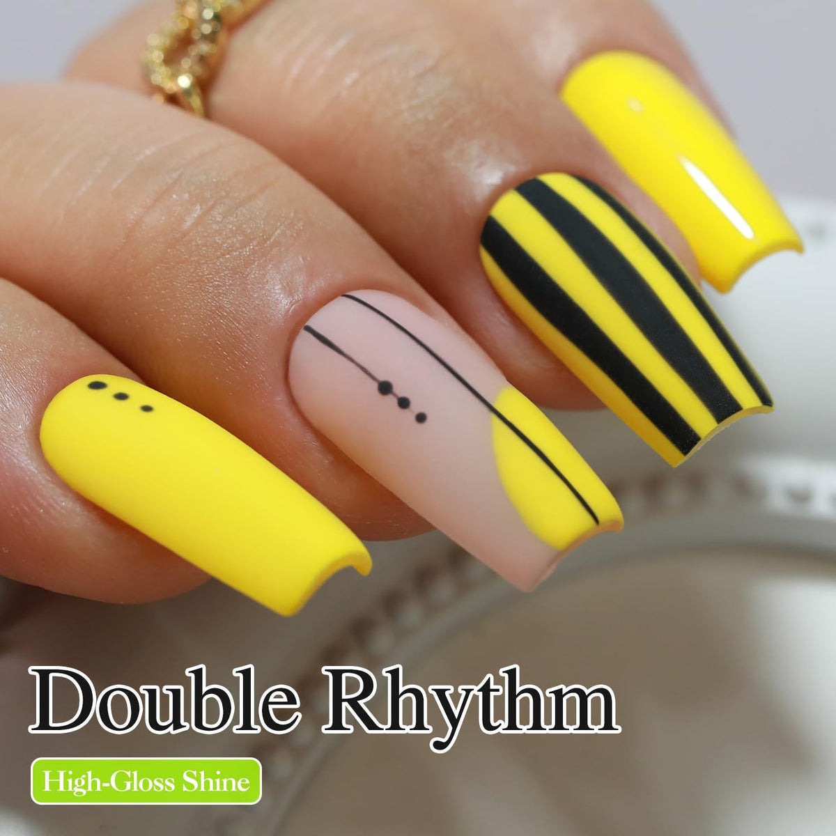 Application de vernis gel Double Rhythm sur des ongles