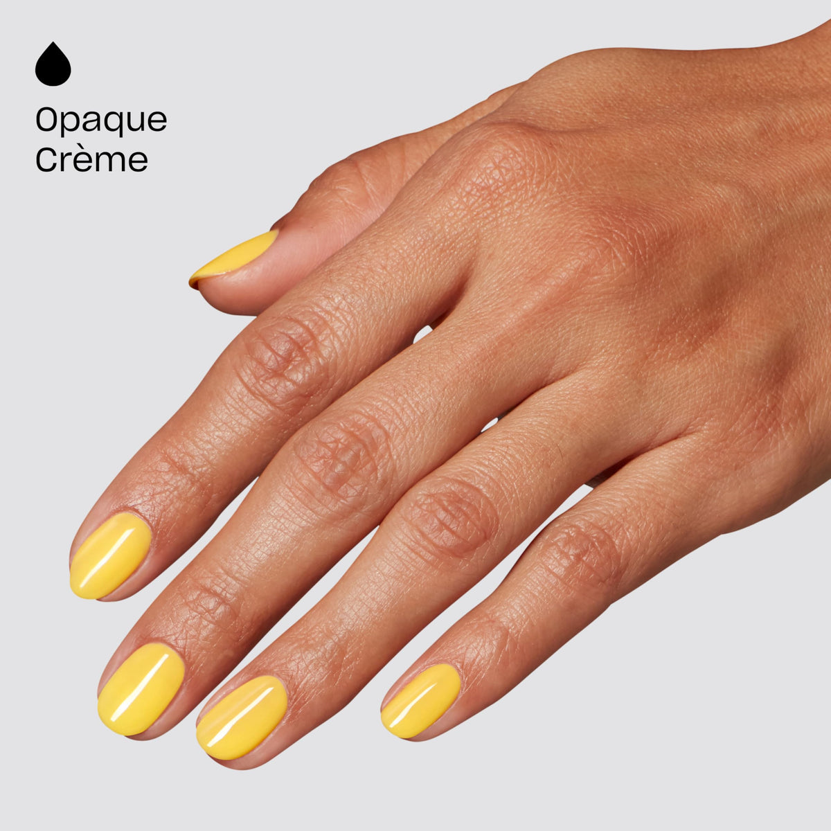 Application de vernis gel OPI Cheeky Bee-havior sur les ongles
