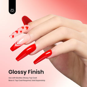 Application de vernis gel rouge sur des ongles
