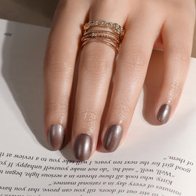 Application de vernis LONDONTOWN sur des ongles