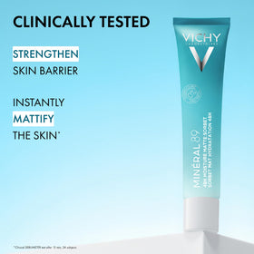 Application de VICHY Minéral 89 Sorbet sur le visage