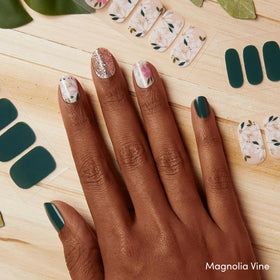 Application des bandes d'ongles Dashing Diva sur des ongles propres