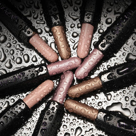 Application des crayons à ombre à paupières LUXAZA PRO sur une main