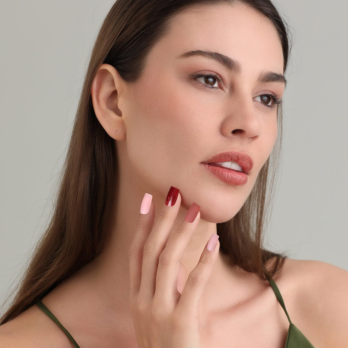 Application des faux ongles Fandamei sur des ongles naturels