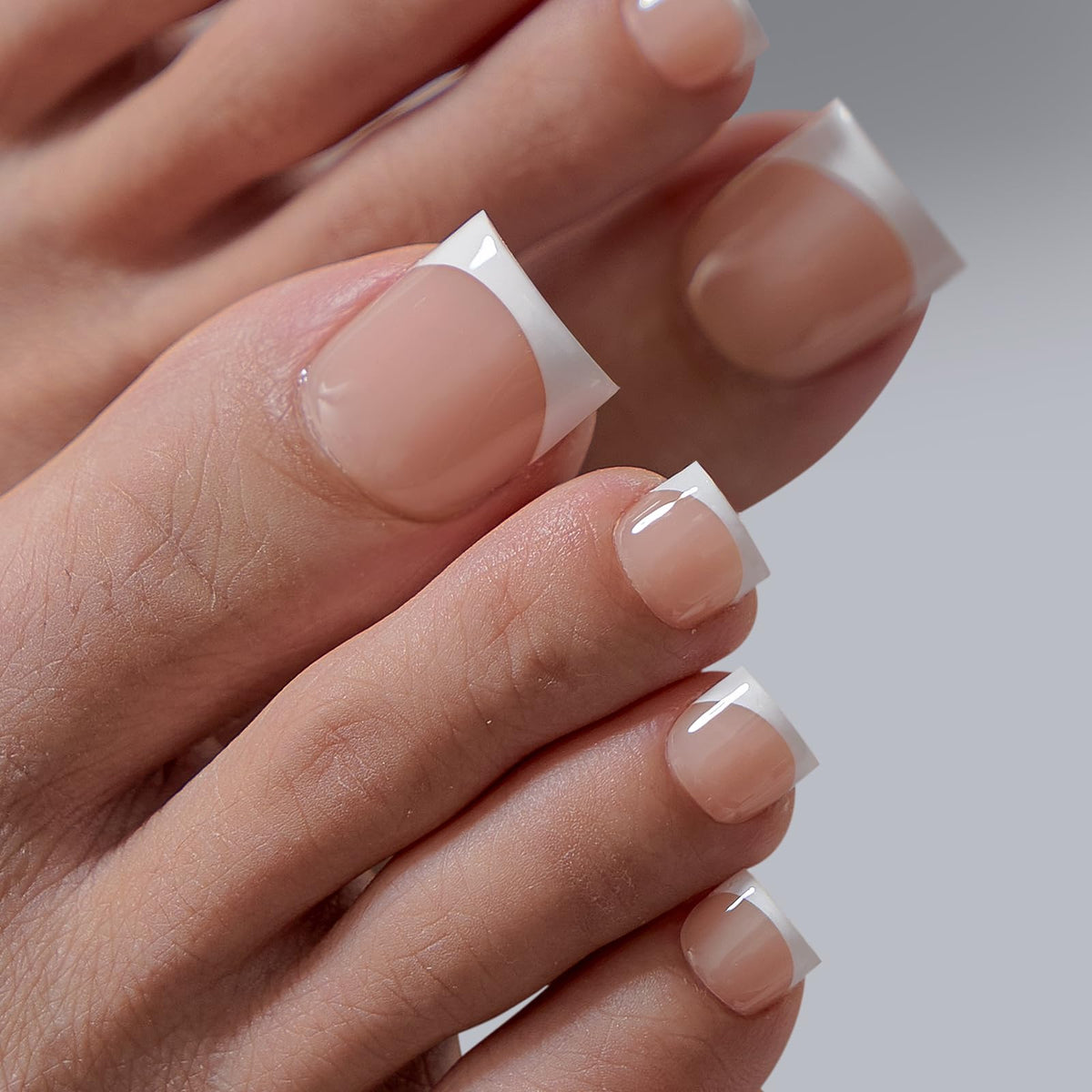 Application des faux ongles press-on BTARTBOXNAILS sur des ongles naturels