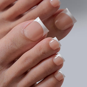 Application des faux ongles press-on BTARTBOXNAILS sur des ongles naturels
