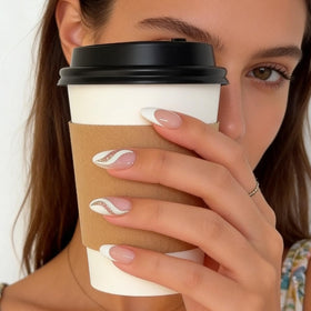 Application des faux ongles presse sur des ongles naturels