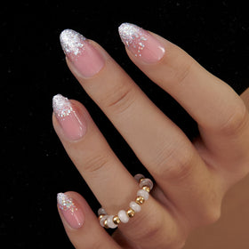 Application des faux ongles pressés CurvLife sur une main