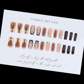 Application des faux ongles pressés sur un ongle naturel