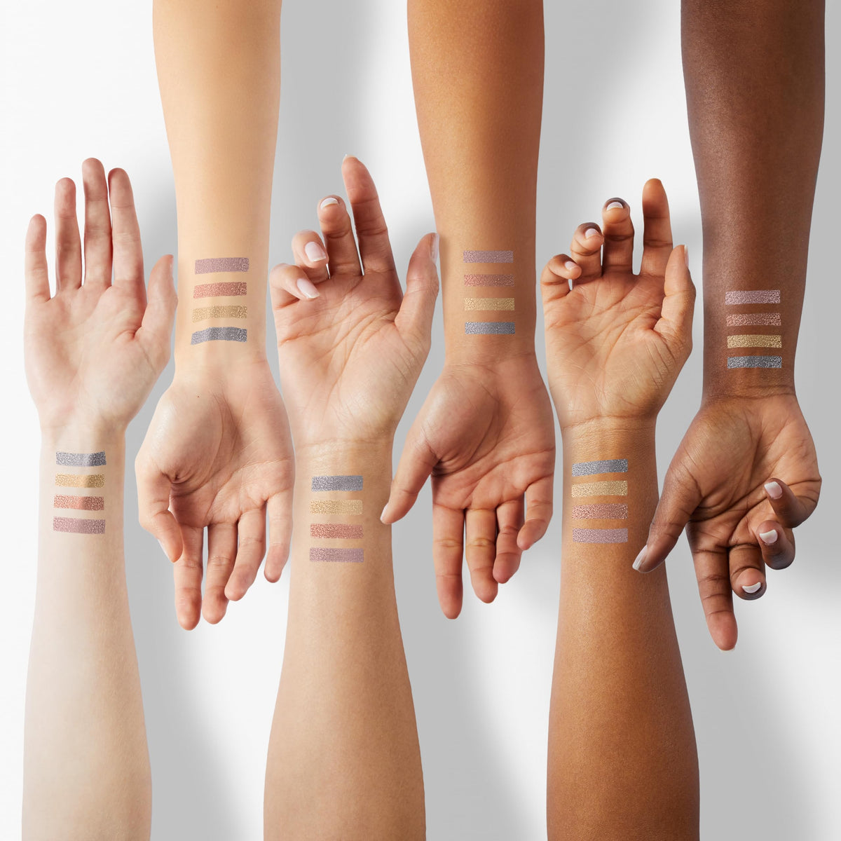 Application des ombres à paupières REVLON sur les yeux