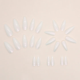 Application des ongles press on CTTHNBD sur des ongles naturels