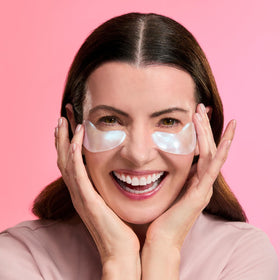 Application des patchs contour des yeux grace & stella sur une modèle