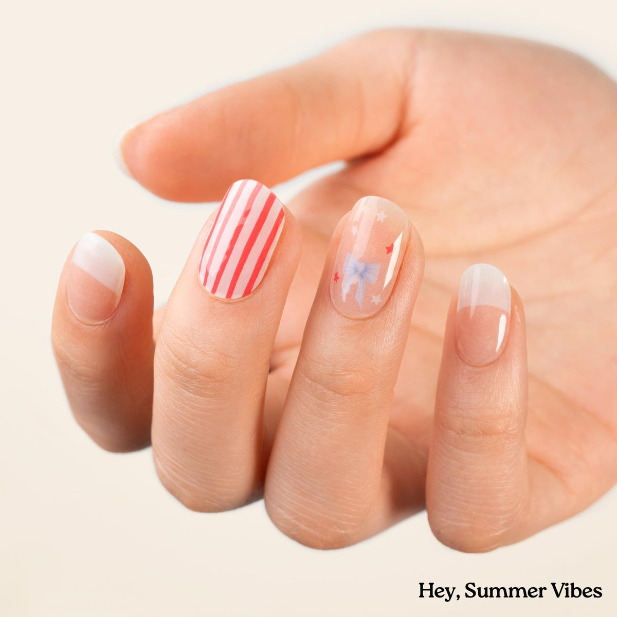 Application des strips de vernis sur des ongles naturels