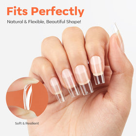 Application des tips à ongles carrés en gel modelones sur des ongles naturels