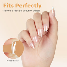 Application des tips d'ongles ovales modelones sur des ongles naturels