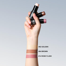 Application du bâton de blush FOCALLURE sur la joue