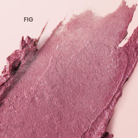 Application du baume à lèvres Burt's Bees Shimmer Fig sur les lèvres