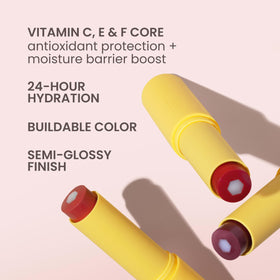 Application du Baume à Lèvres Burt's Bees sur des lèvres