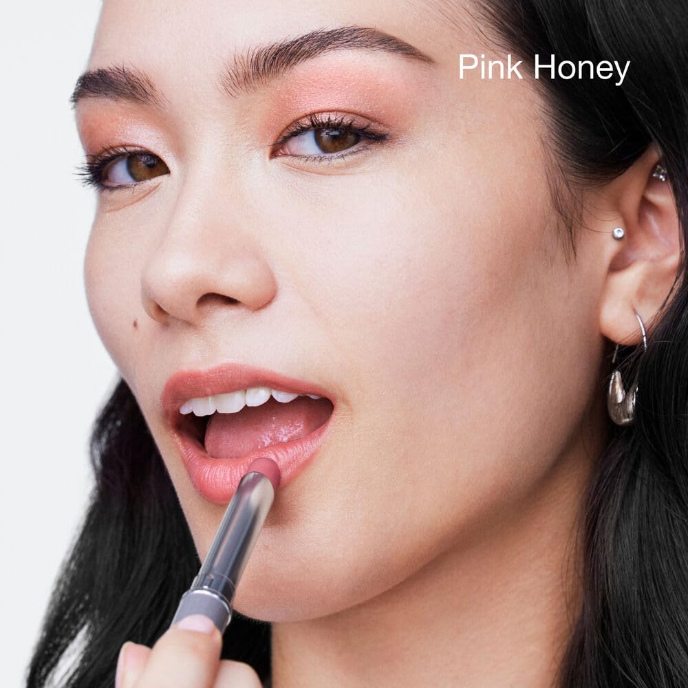 Application du baume à lèvres Clinique Almost Lipstick sur des lèvres nues