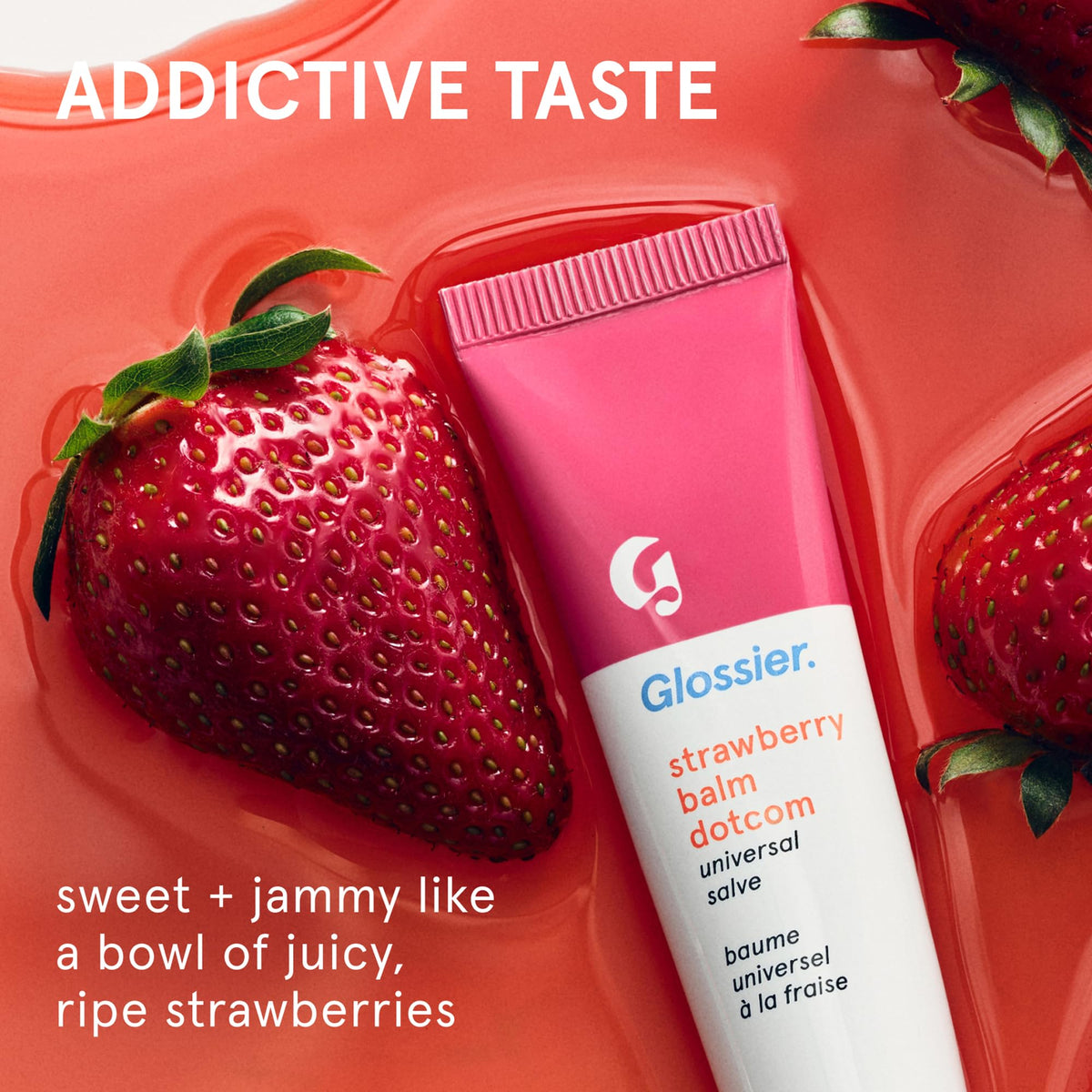 Application du baume à lèvres Glossier sur les lèvres