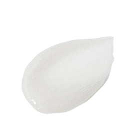 Application du baume à lèvres Mario Badescu sur les lèvres