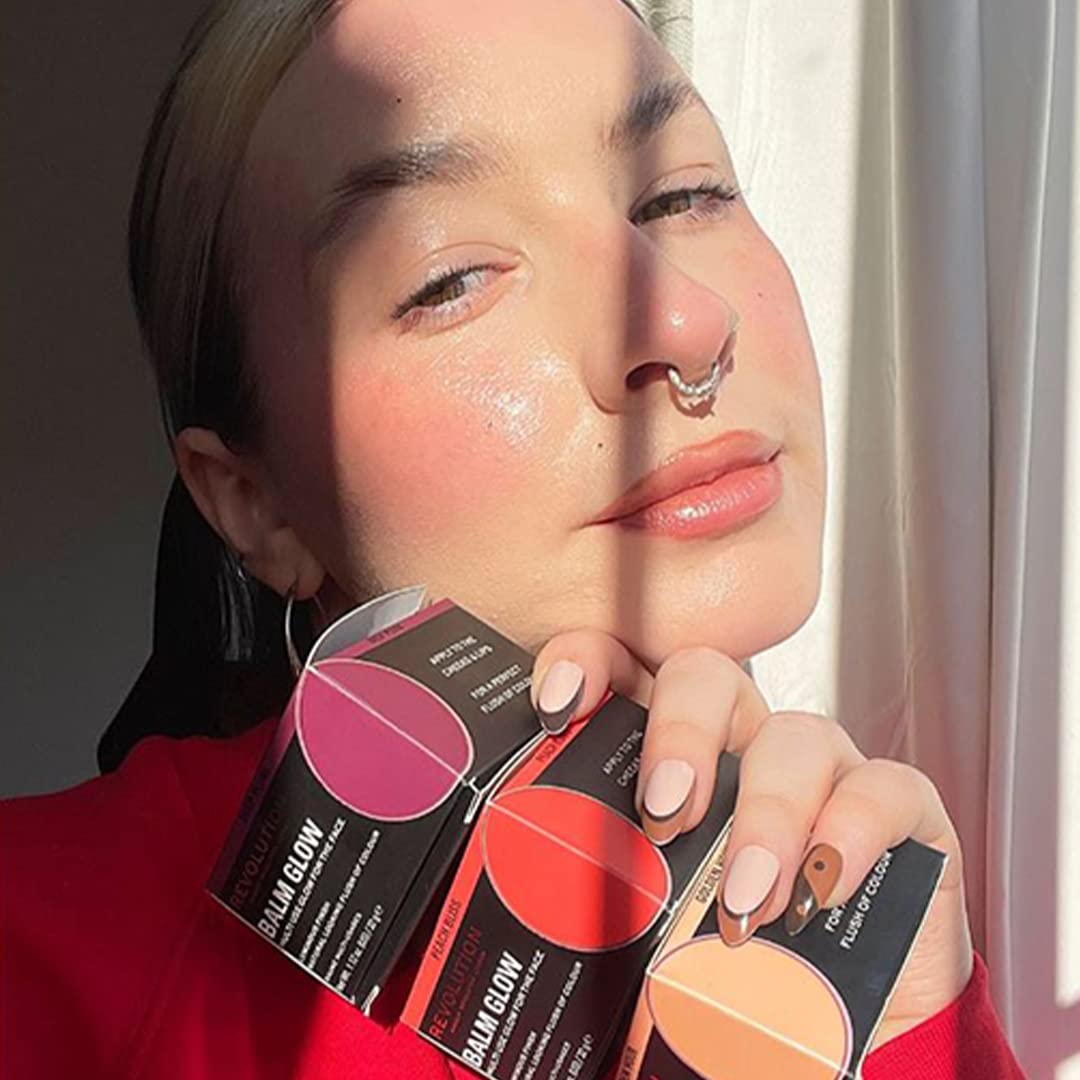 Application du Baume Glow sur les joues et lèvres