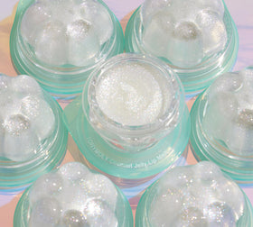 Application du baume lèvres TONYMOLY sur les lèvres