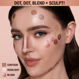 Application du Beauty Light Wand sur les pommettes d'une modèle