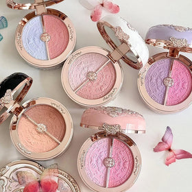 Application du blush Flower Knows sur une joue avec un rendu naturel
