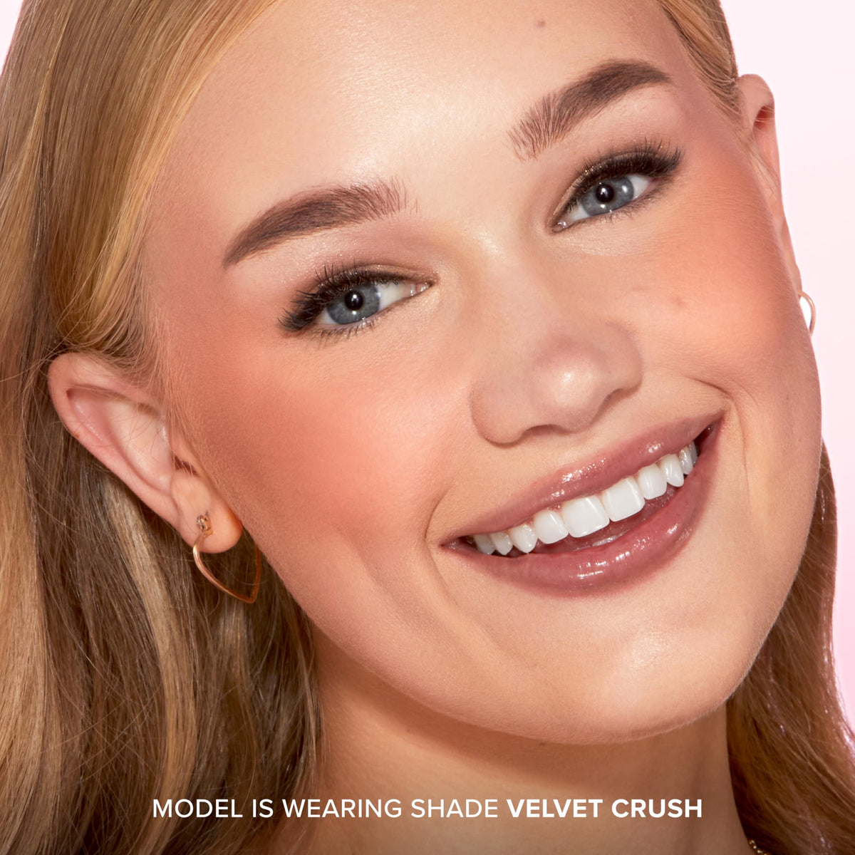 Application du blush Too Faced Cloud Crush sur les joues