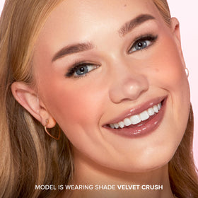 Application du blush Too Faced Cloud Crush sur les joues