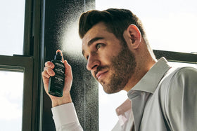 Application du Brickell Men's Texturizing Sea Salt Spray sur des cheveux