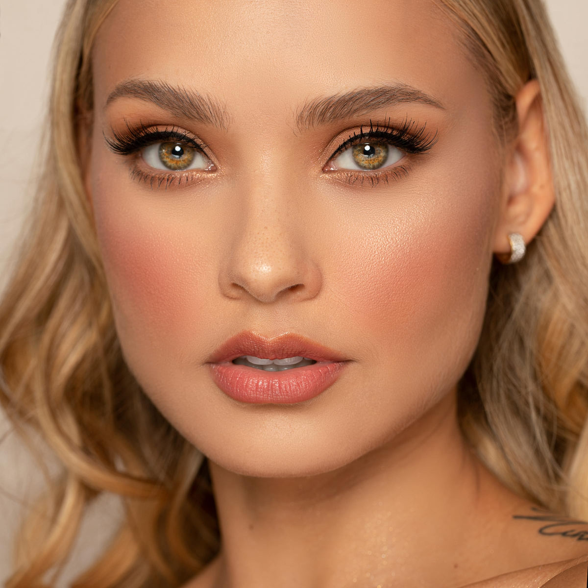 Application du bronzer mat SIGMA BEAUTY sur la joue avec un pinceau