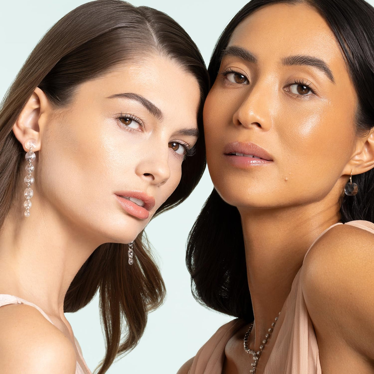 Application du bronzer Minéral Wear® sur peau